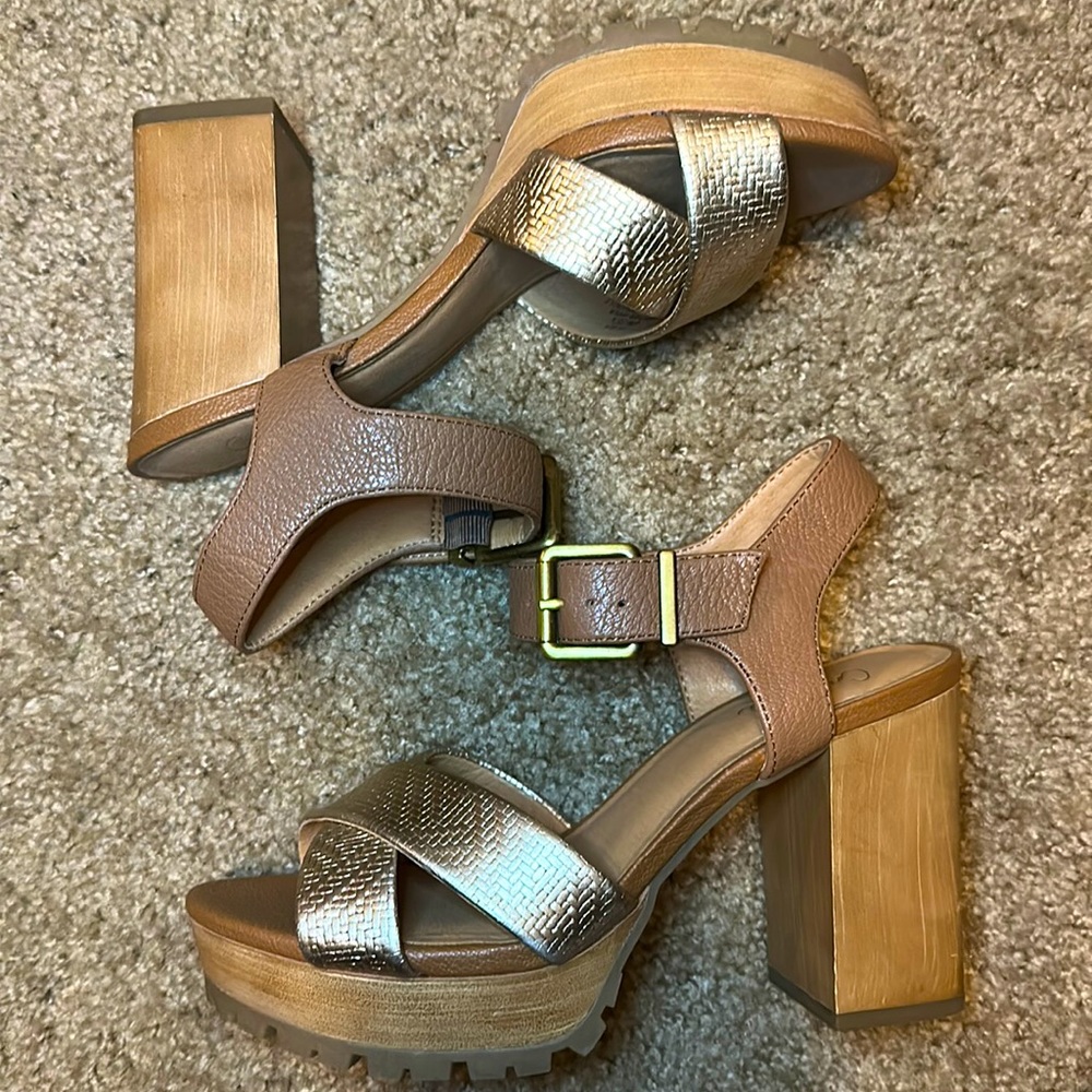 Light gold/ ginger woven size 6 sandal platforms